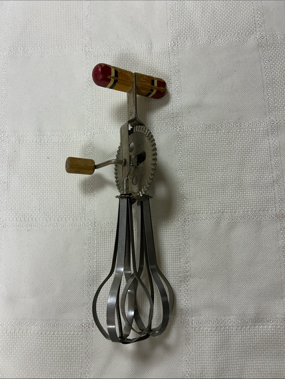 Vintage EKCO A&J high speed hand crank Egg Beater – Red and Wood Handle